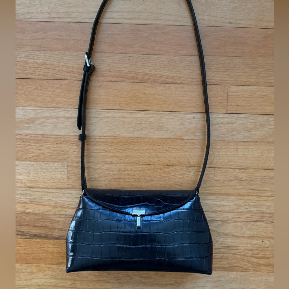 Toteme T-lock Crocodile leather bag, black - Picture 2 of 6